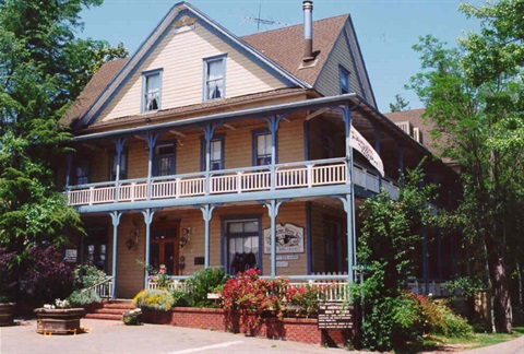 image of the American River Inn in Georgetown